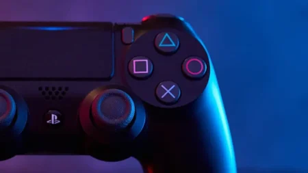 Croix, rond, carré, triangle : ce que signifient vraiment les symboles de la manette PlayStation (et pourquoi le Japon les lit à l’envers) Manette PlayStation : ce que signifient croix, rond, carré, triangle
