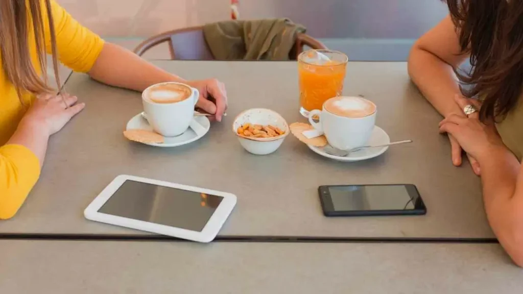 téléphone qui écoute une conversation