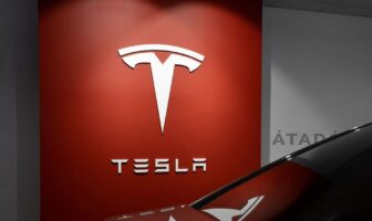 Tesla a décidé de ne plus fournir le connecteur mobile avec ses voitures électriques.