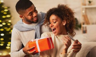 Mode : 6 idées cadeaux de Noël cocooning pour sa partenaire